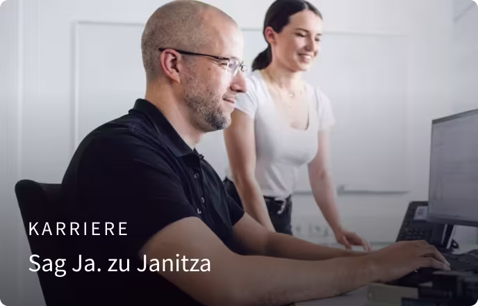 Zwei Janitza-Mitarbeiter arbeiten gemeinsam an einem Computer in einem Büro