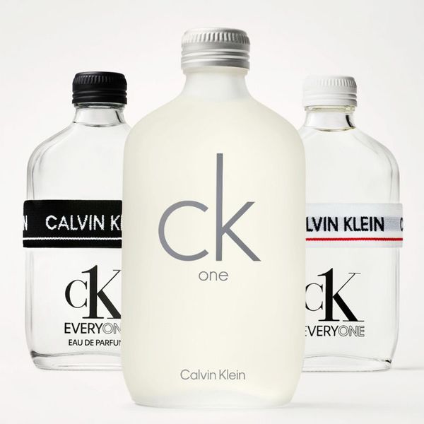 Kolme Calvin Kleinin hajuvettä nimeltä ”ck one” ja ”ck everyone”. Etupuolen pullo on valkoista huurrettua ja siinä on harmaa teksti, kun taas kaksi takapuolen pulloa ovat läpinäkyviä ja niissä on mustavalkoiset korkit ja kuminauhat, joissa on teksti ”Calvin Klein”. Tausta on valkoinen.